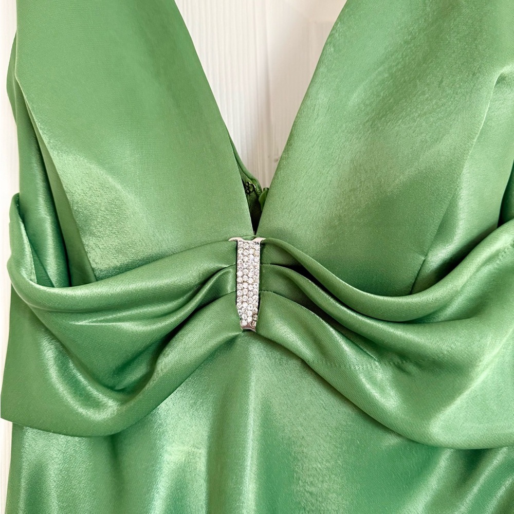 Peridot Green Satin Maxi Dress Deep V Ruched Formal Prom Wedding Guest - Picture 4 of 9